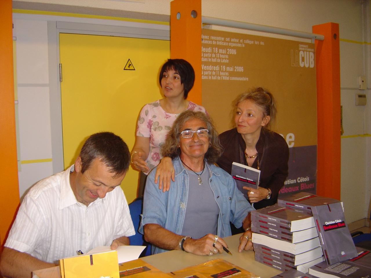 Signatures dans les locaux de la CUB. 2006.